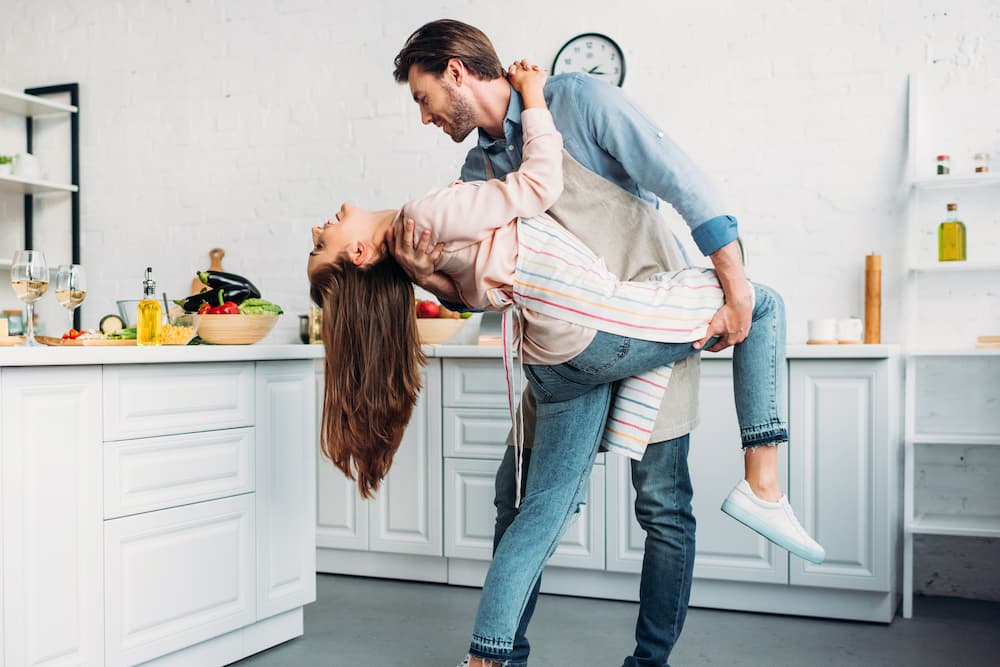 Пара танцює разом на кухні
